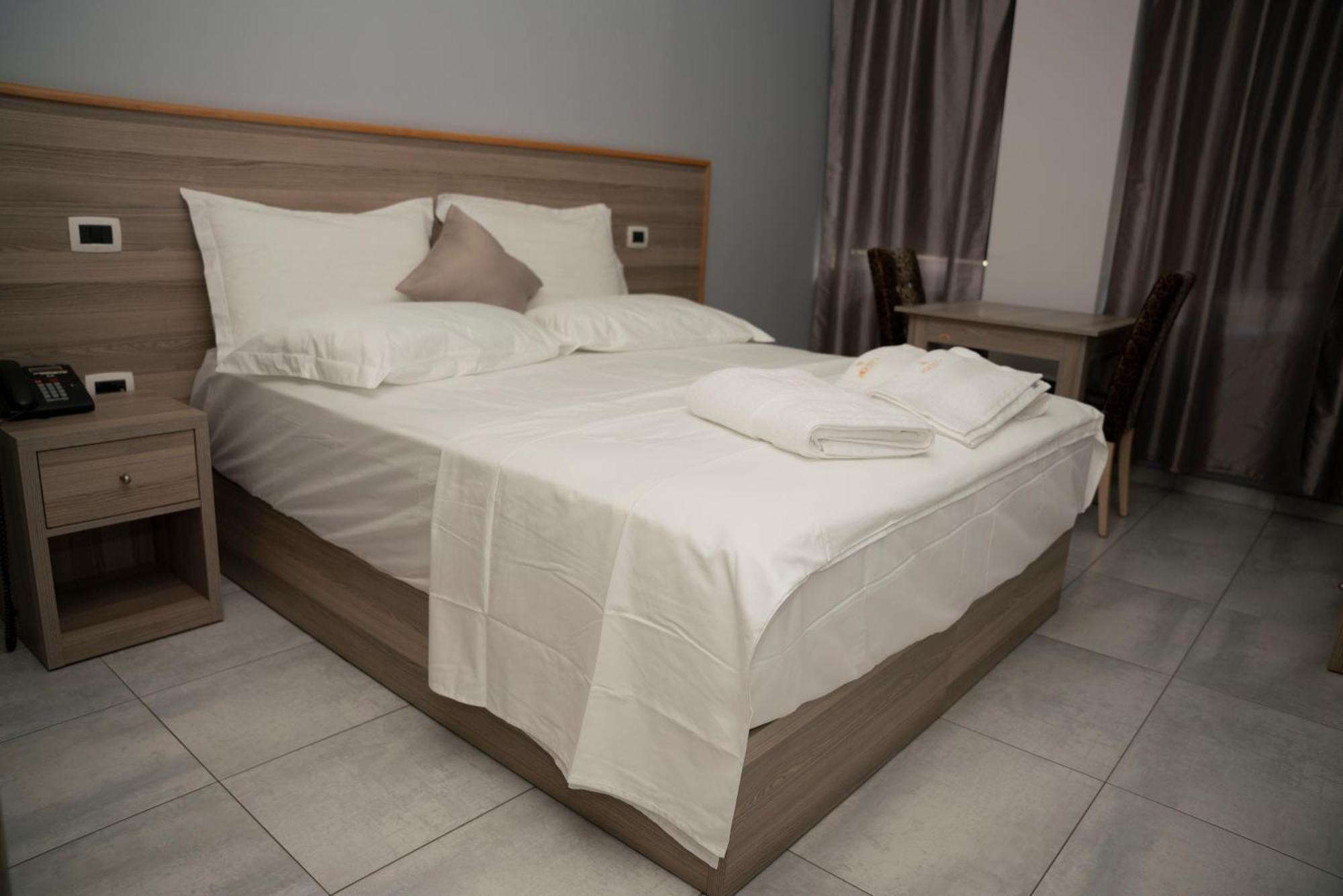 Hotel Pernoca Durres Exterior photo